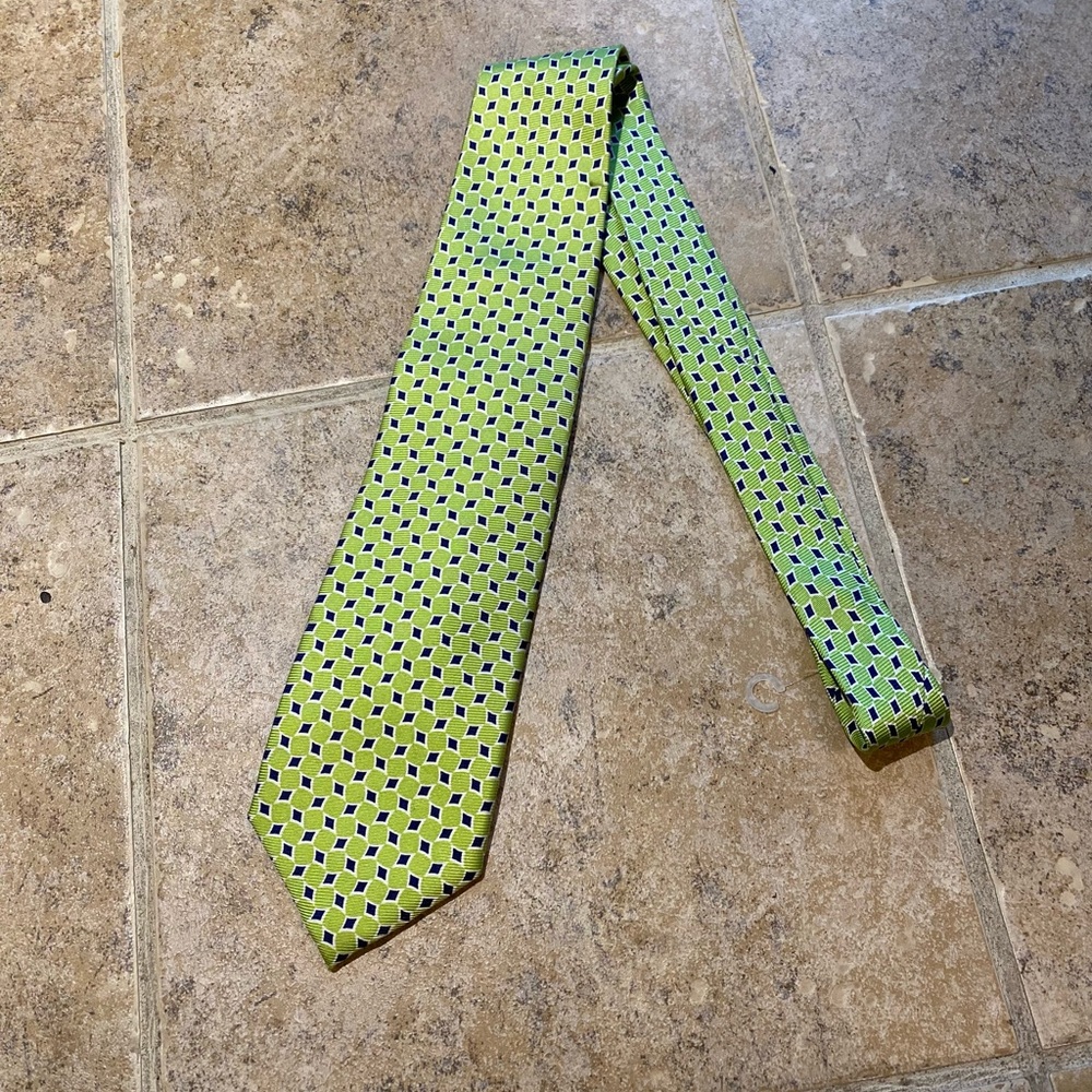 NWOT Jos.A.Bank - Elegant green silk tie & navy diamond pattern, 60”L x 3.5”W